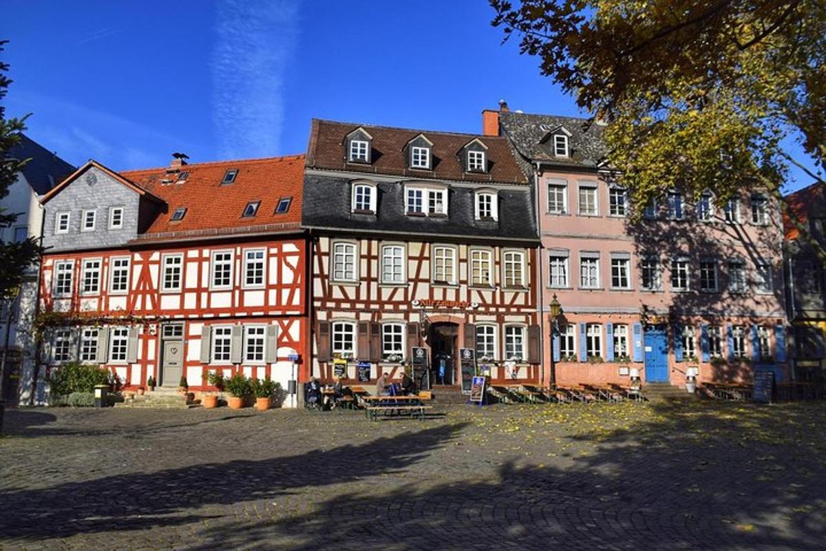 un grande edificio con arancione e bianco