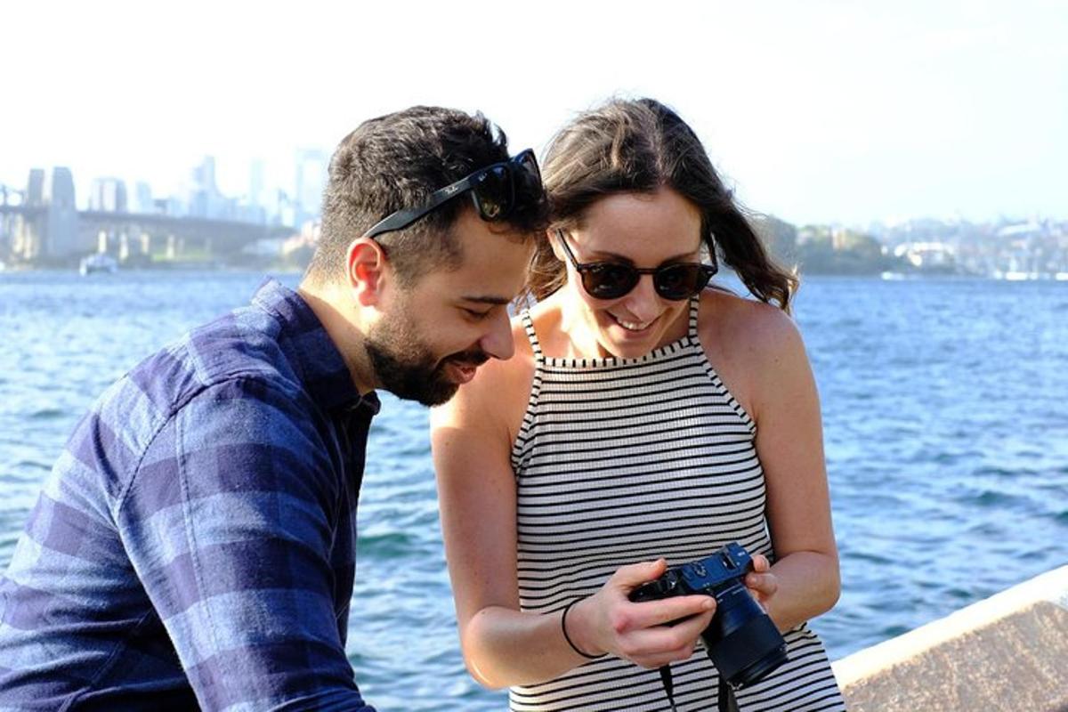 un uomo e una donna che guardano una telecamera