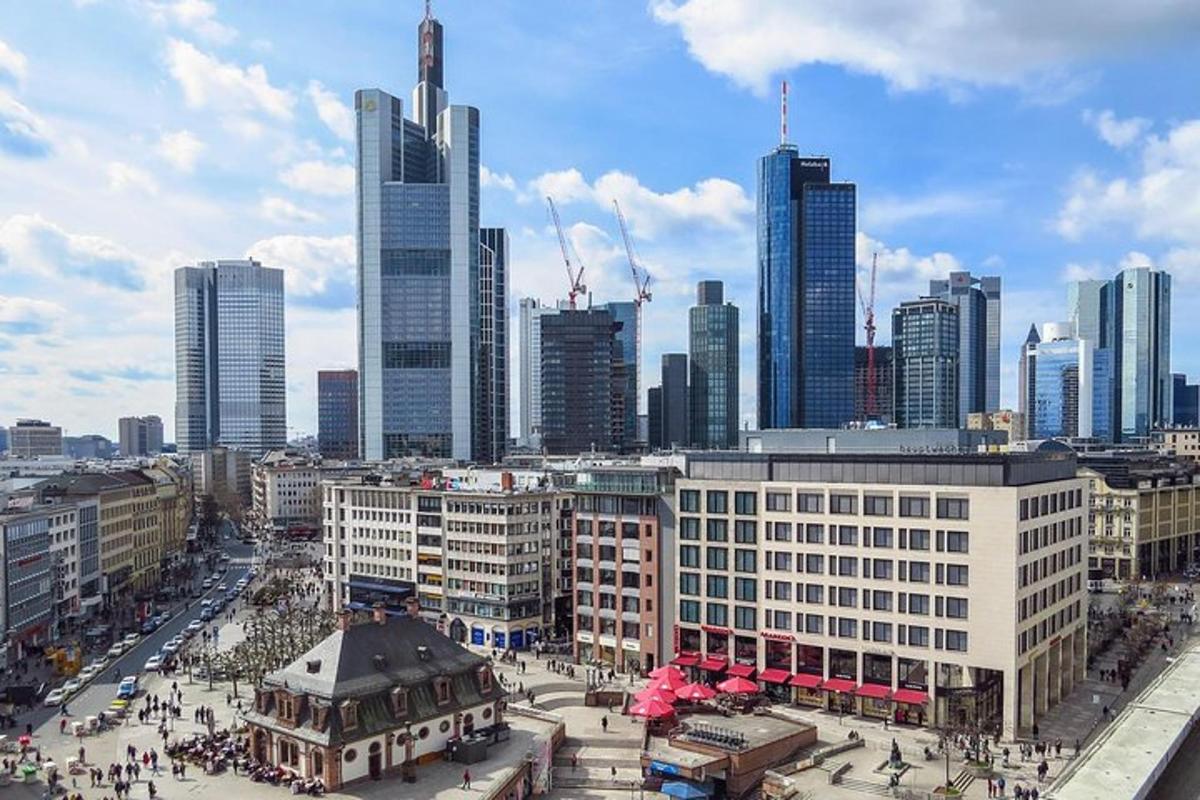 una vista di una città con edifici alti
