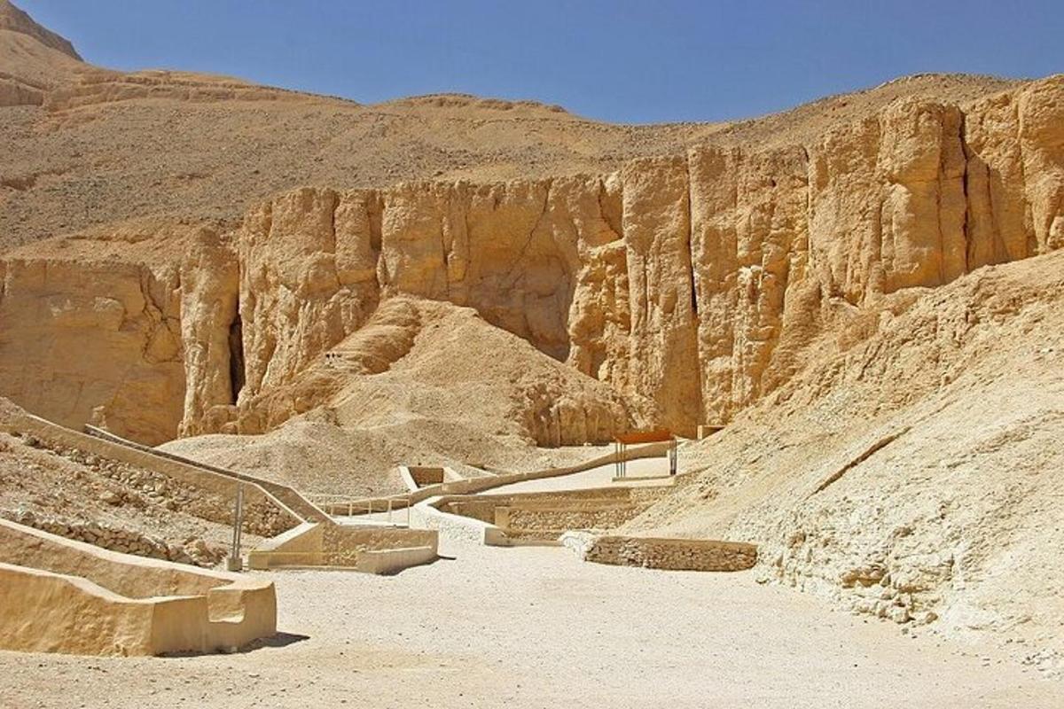 un canyó al desert amb esglaons davant d'un penya-segat