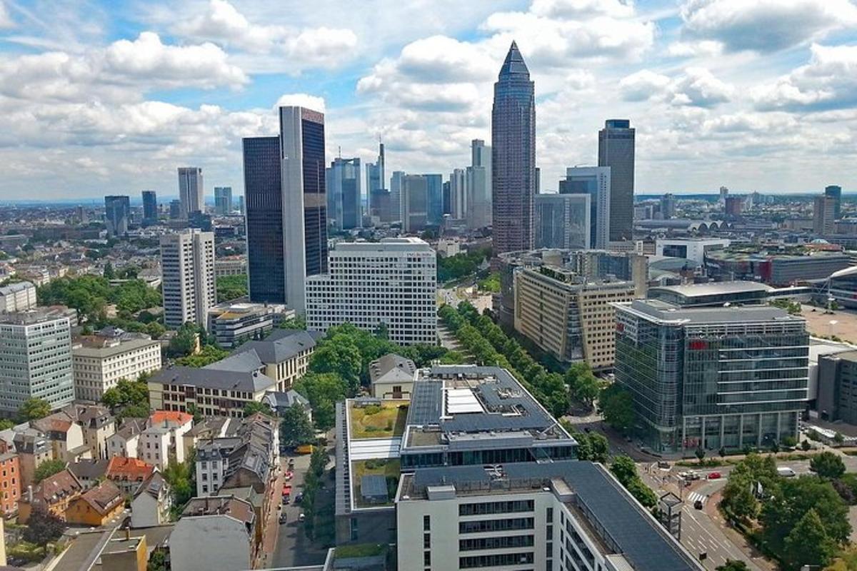 una vista aerea di una città con edifici alti