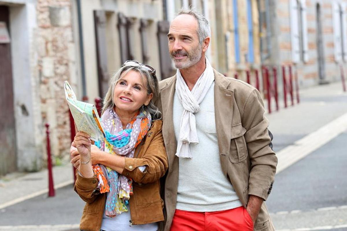 un uomo e una donna che camminano lungo una strada