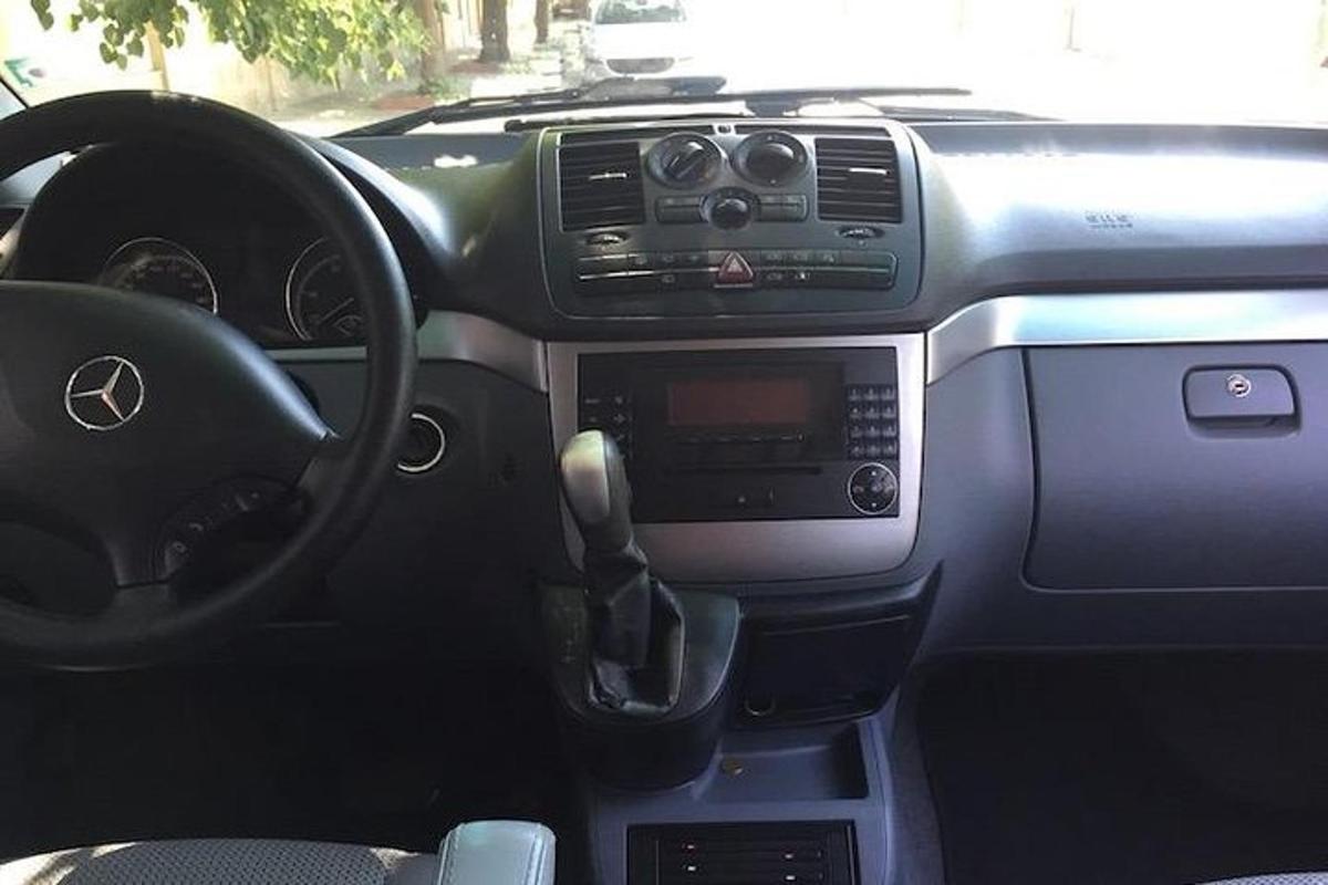 pogled na armaturno ploščo avtomobila Acedes Benz