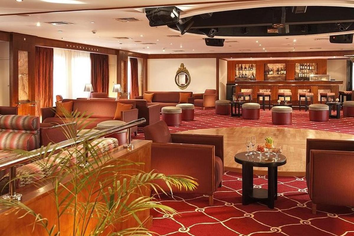 lobi hotel dengan sofa dan bar