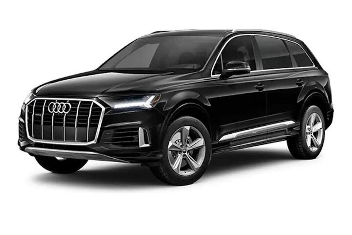Svartur Audi jeppabíll lagður á hvítum bakgrunni