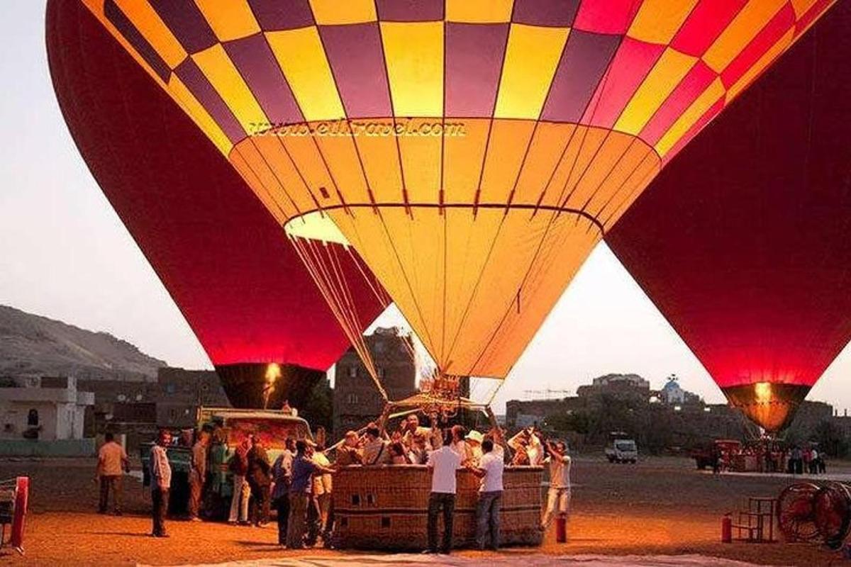 sekelompok orang berdiri di dalam balon udara