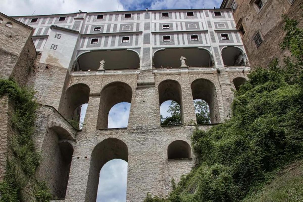 un edifici amb arcs davant d'un edifici