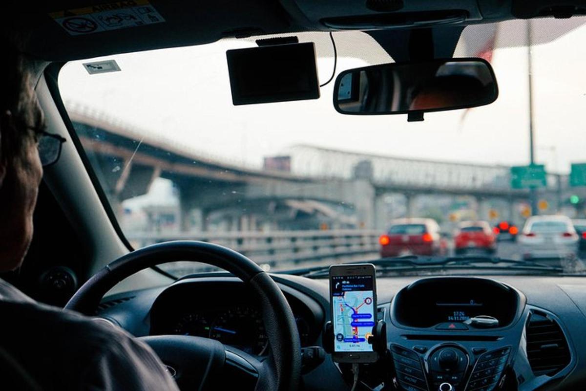 một người lái xe với một chiếc điện thoại di động