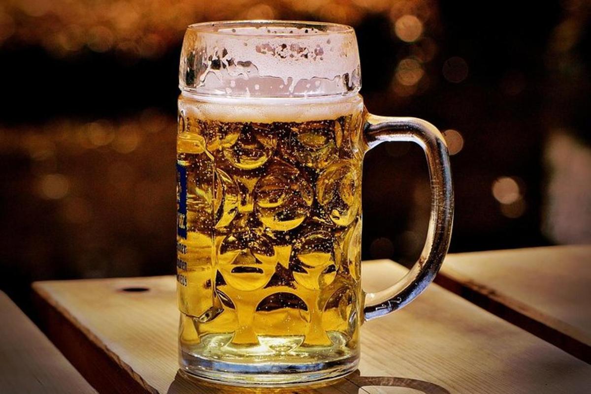 une chope de bière posée sur une table
