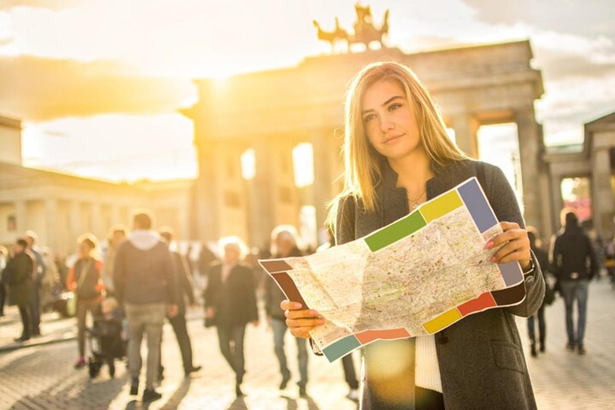 una dona que sosté un mapa enmig d'una multitud de gent