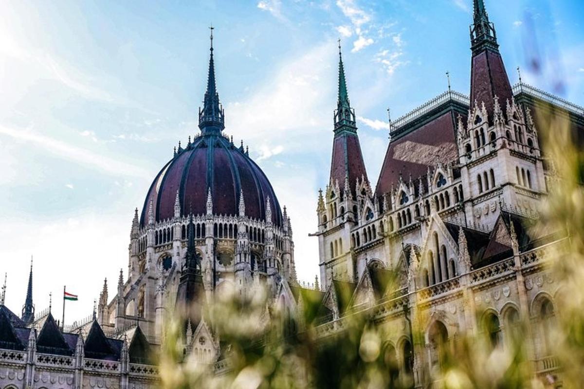 un edificio con torrette e cupole in cima