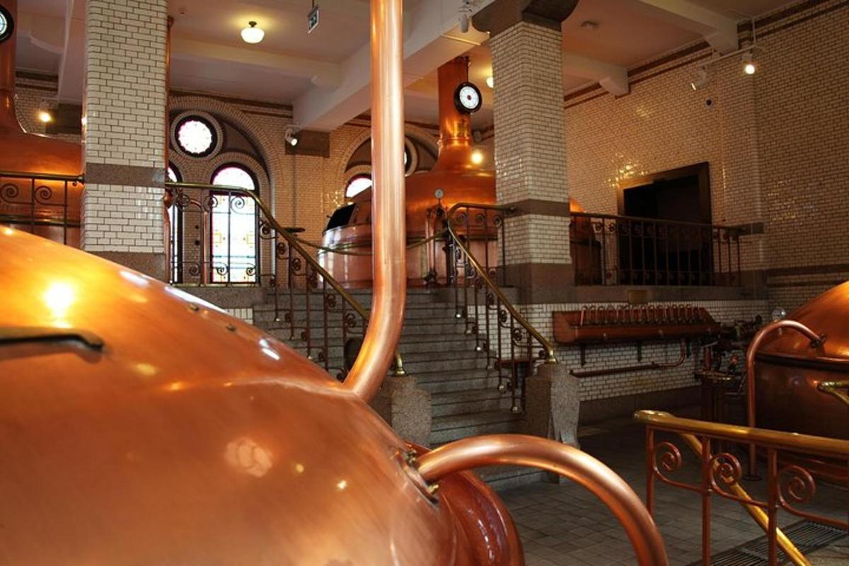 une grande pièce avec des escaliers et une horloge dans un bâtiment