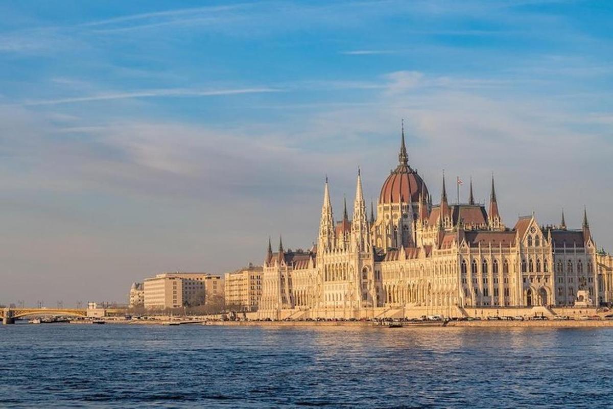 un grande edificio sull'acqua accanto a uno specchio d'acqua