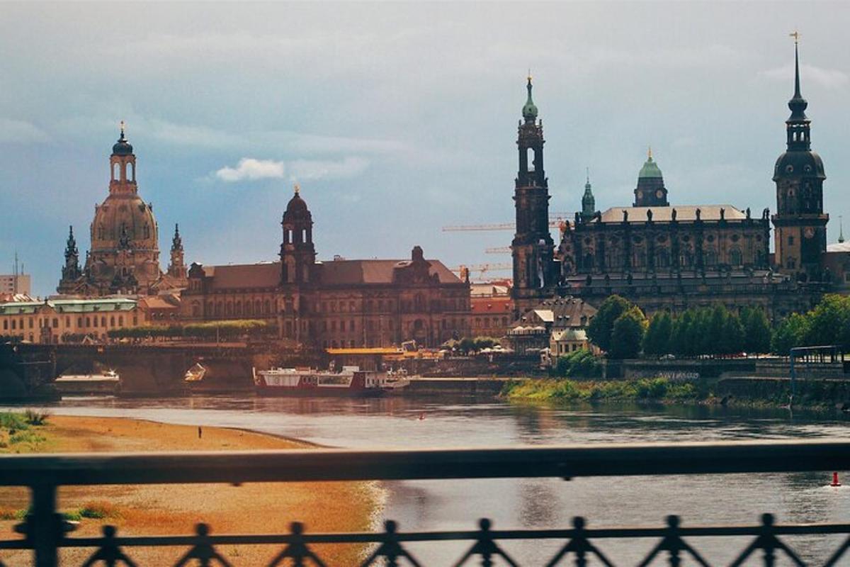 una vista di una città con un fiume e degli edifici