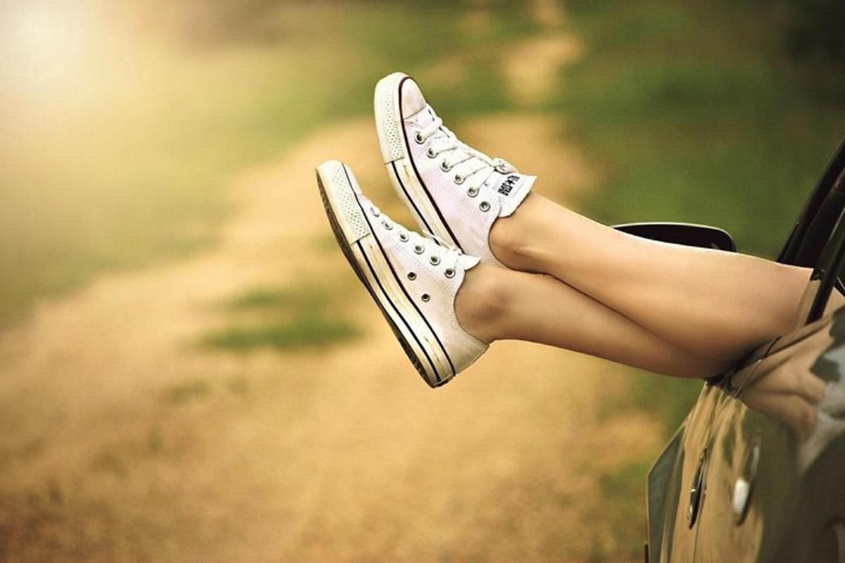 靴から足がはみ出ている女性