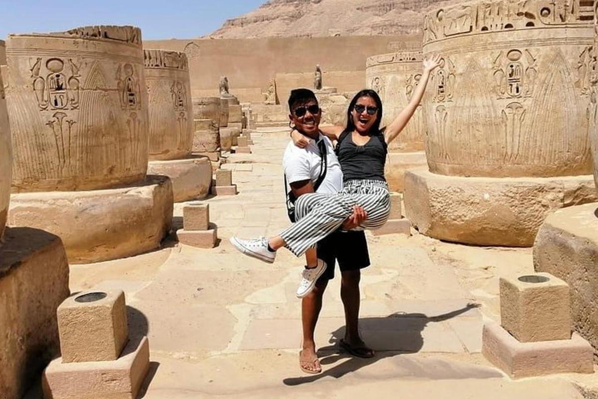 Thearaoh kalıntılarının önünde poz veren bir erkek ve bir kadın