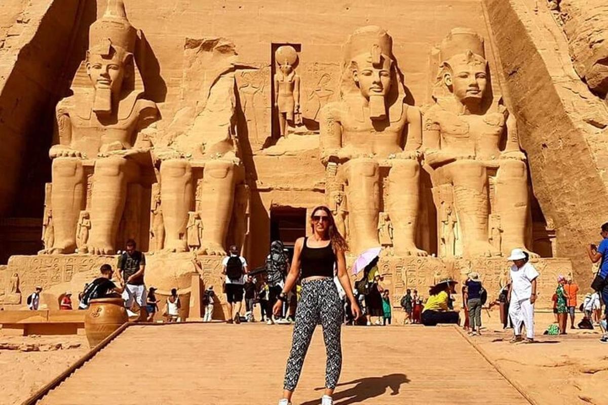 seorang wanita berdiri di hadapan thearaoh