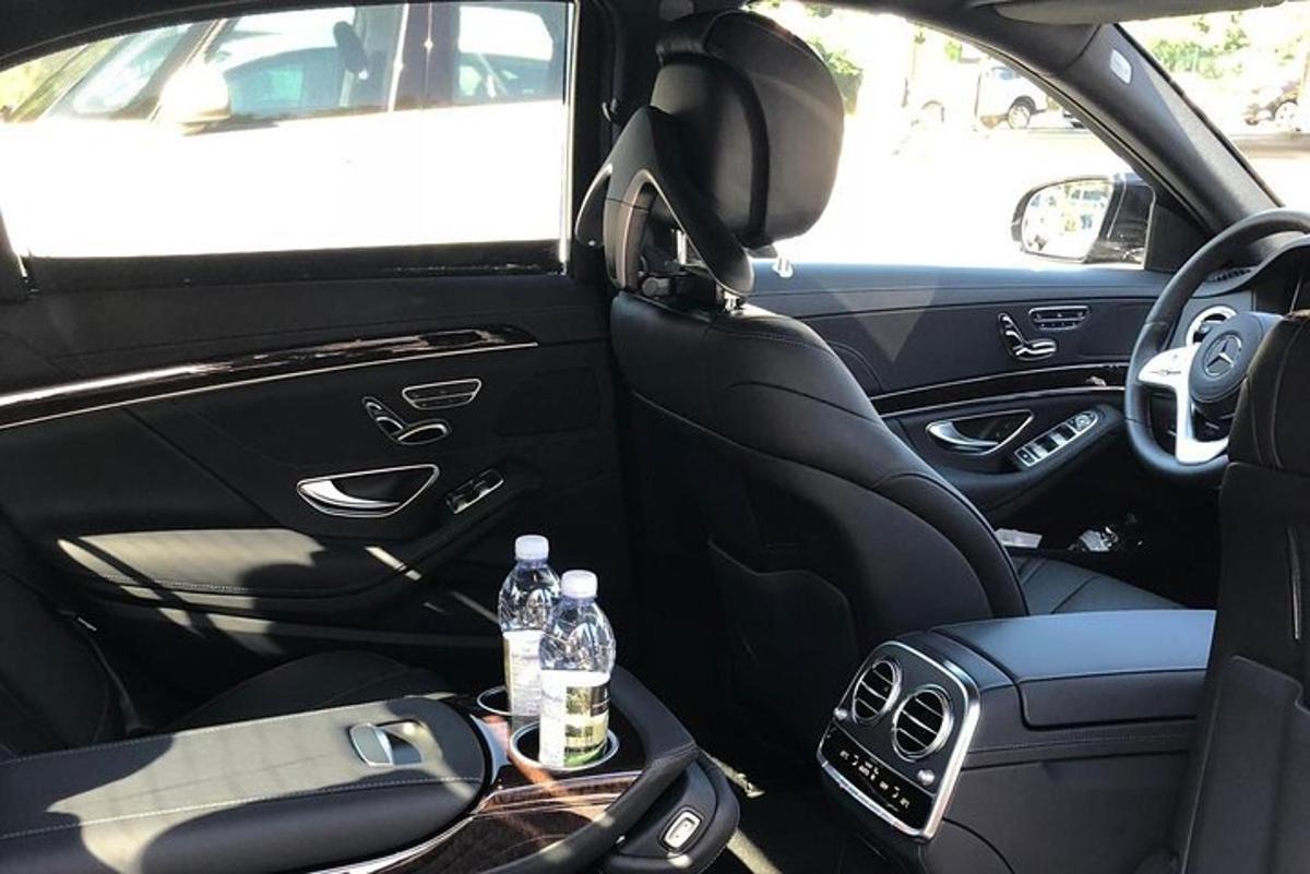 pemandangan bahagian dalam sebuah kereta dengan dua botol air