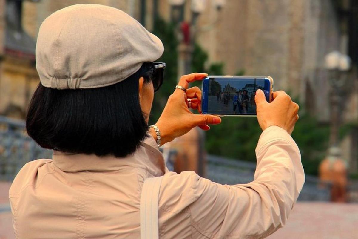 seseorang yang mengambil gambar dengan telefon bimbit