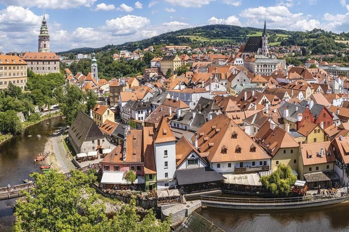 Letecký pohled na město s řekou a budovami