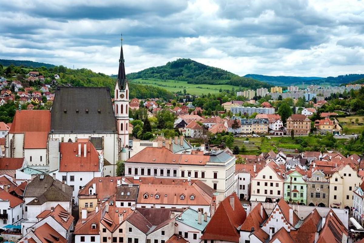 Letecký pohled na město s kostelem
