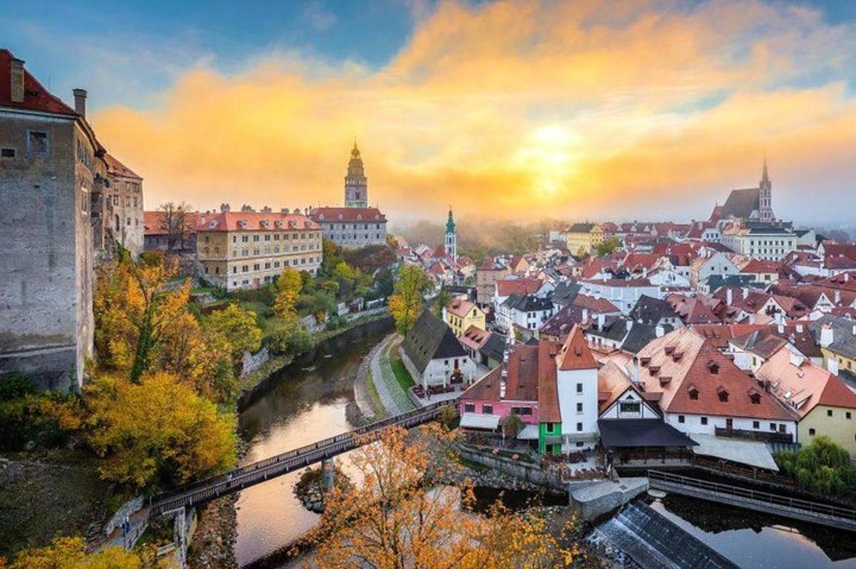 Blick auf eine Stadt mit einem Fluss und Gebäuden