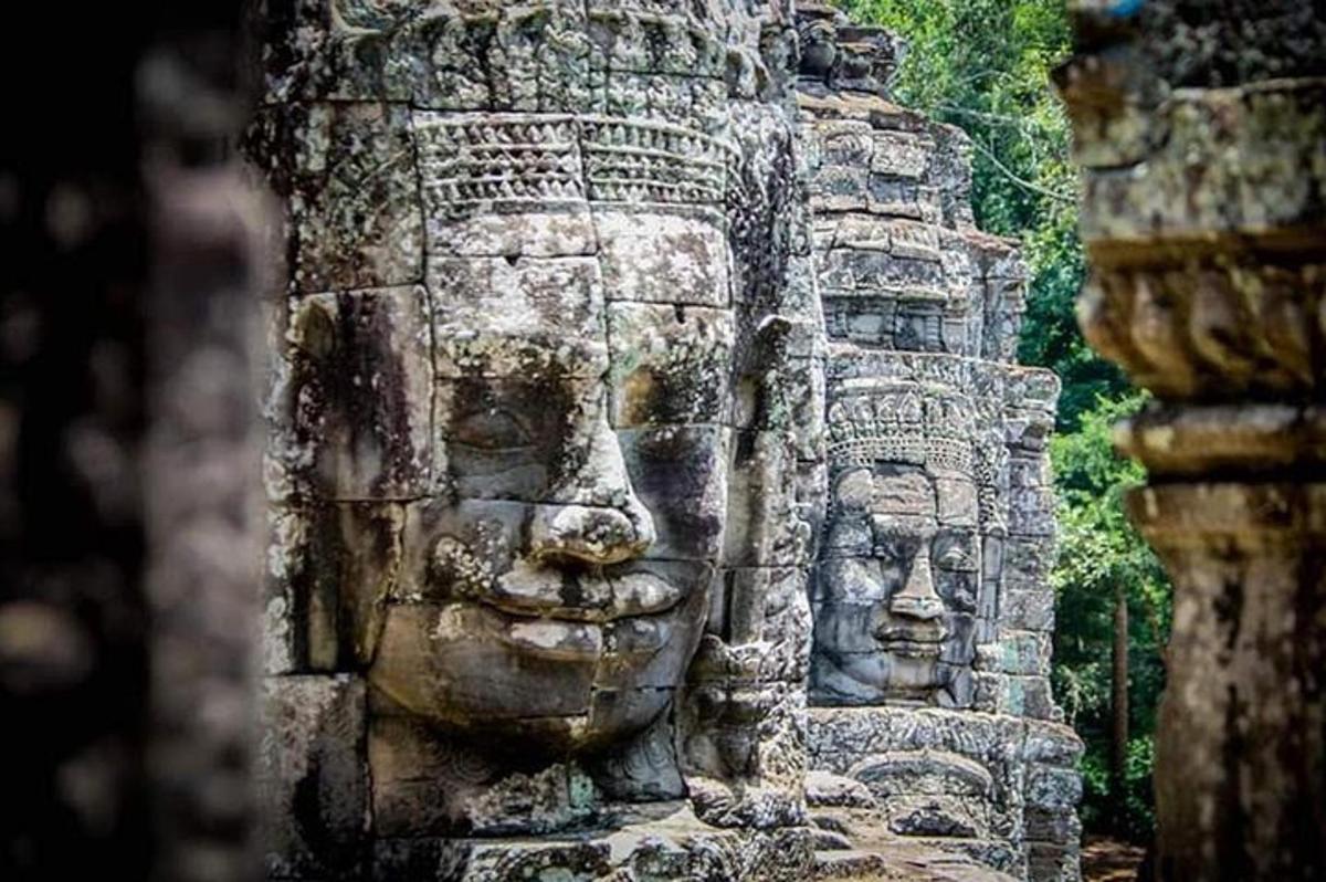 due grandi volti di pietra su un muro di pietra