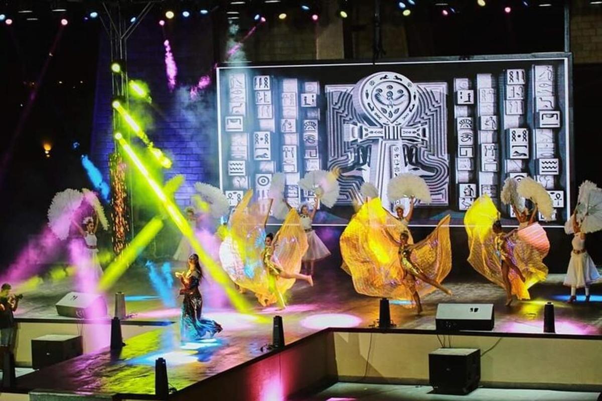 un palco con uno spettacolo con persone sopra