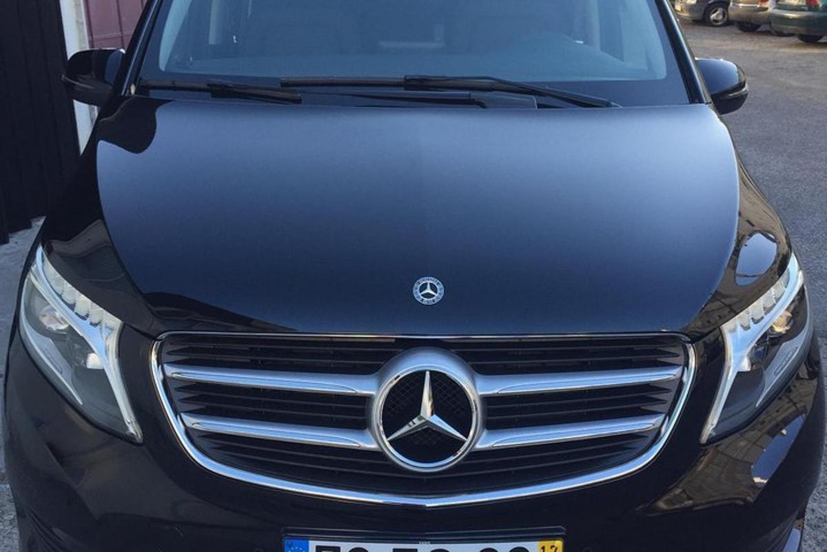 auto Mercedes Benz zaparkované na parkovišti