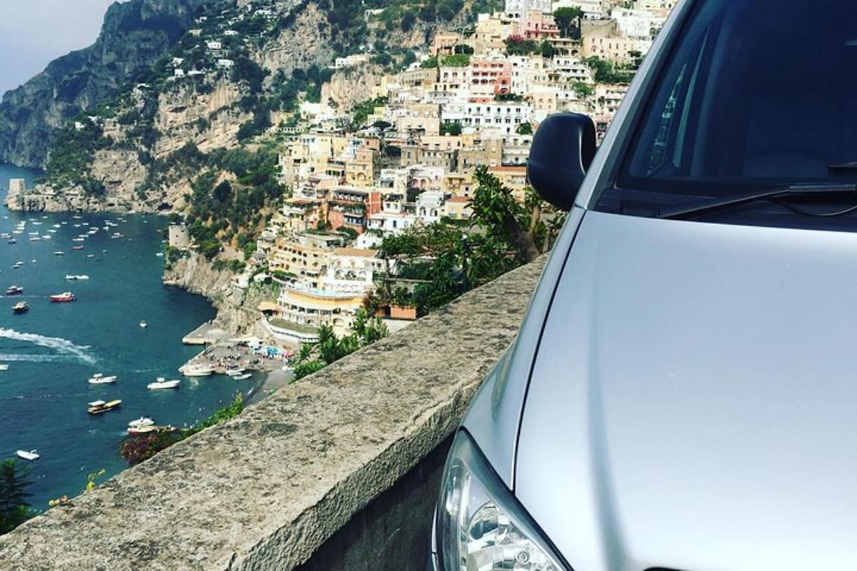 un'auto parcheggiata sul fianco di una montagna