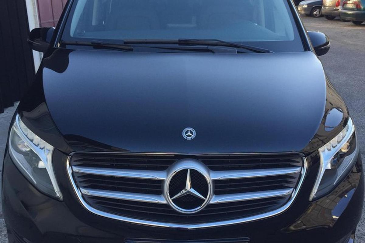 ein Mercedes-Benz Auto auf einem Parkplatz geparkt