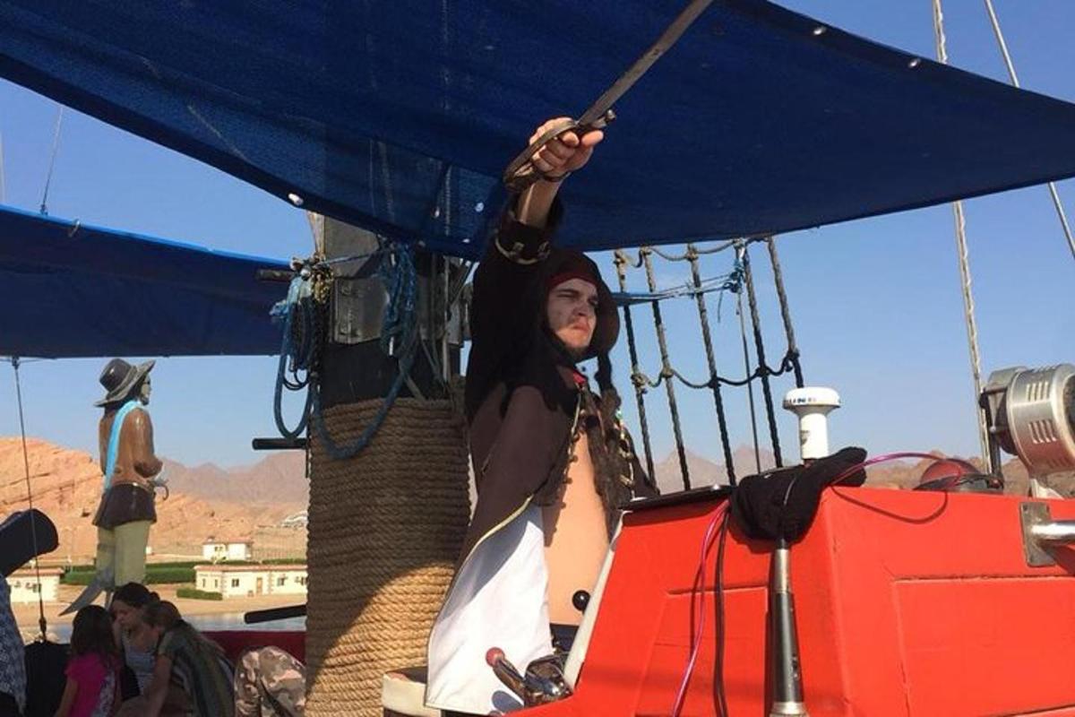una donna è in piedi sotto un ombrello blu