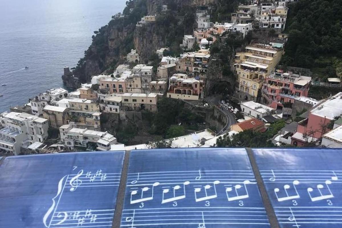 una vista di una città sul fianco di una montagna