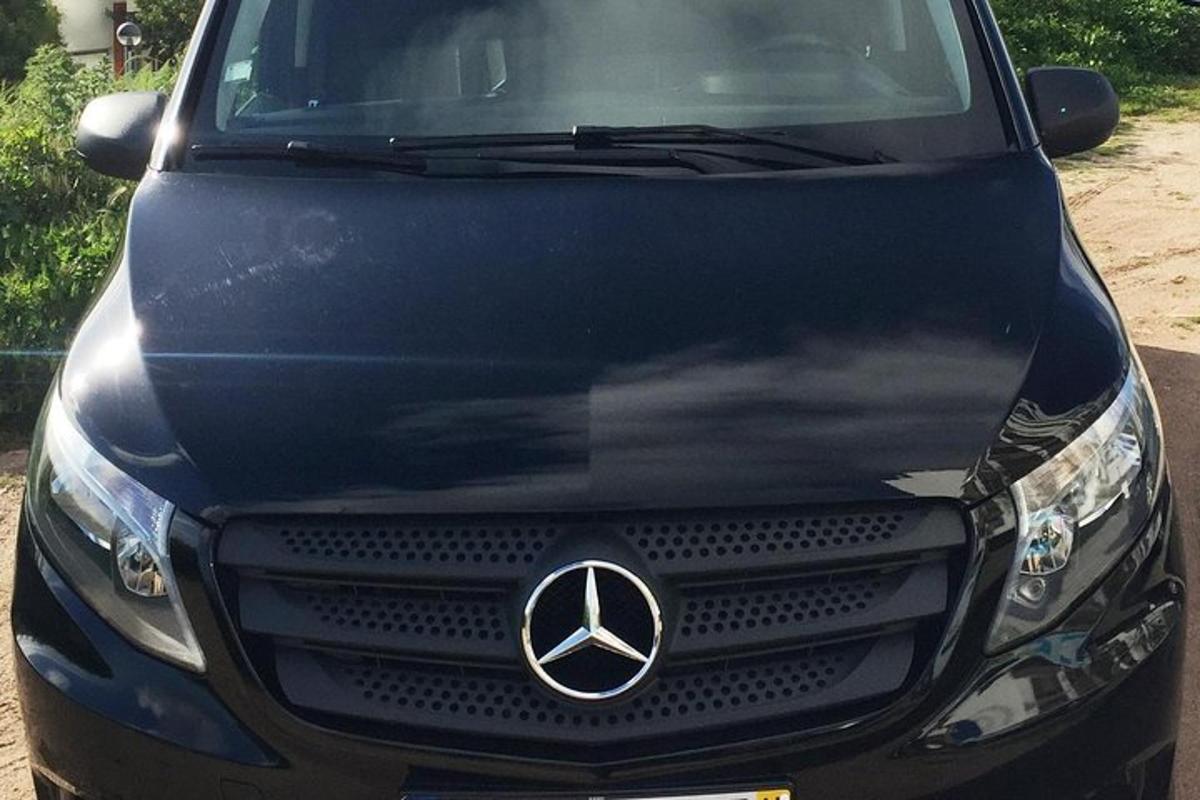 en Mercedes-Benz-bil parkert i en innkjørsel