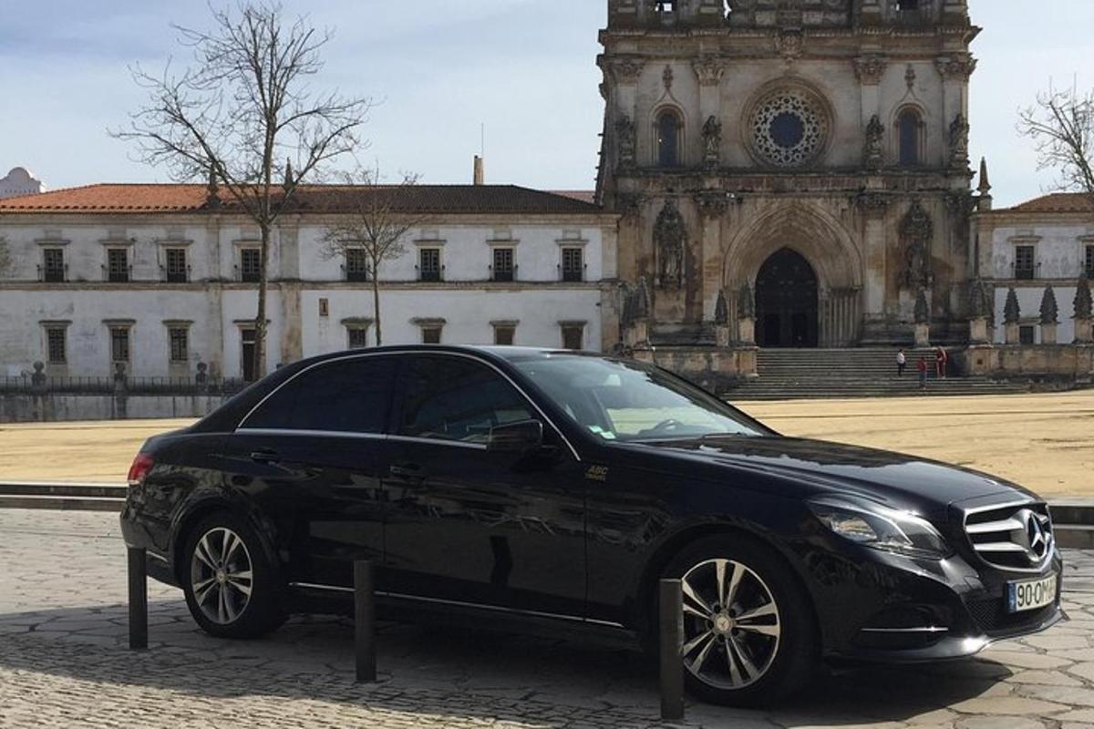 ein schwarzes Auto, das vor einem Gebäude geparkt ist