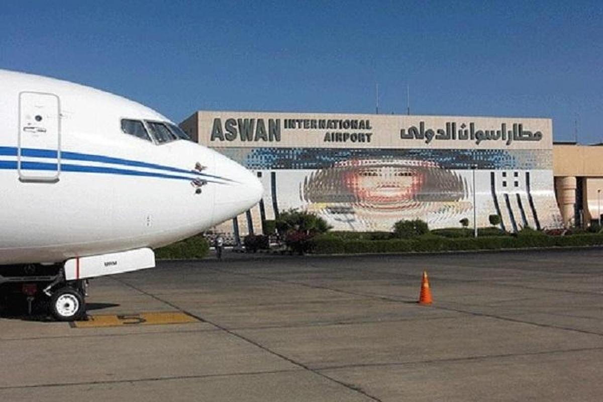 un avió està aparcat a la pista d'un aeroport