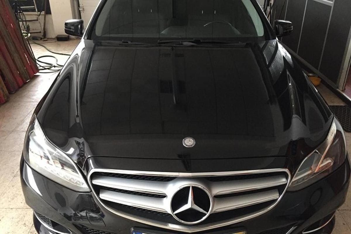 must Mercedes-Benzi auto pargitud garaažis
