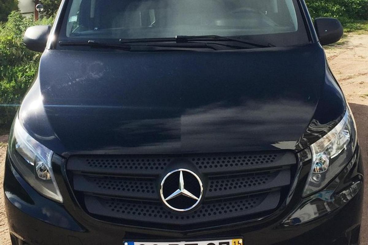 un'auto Mercedes Benz parcheggiata in un vialetto