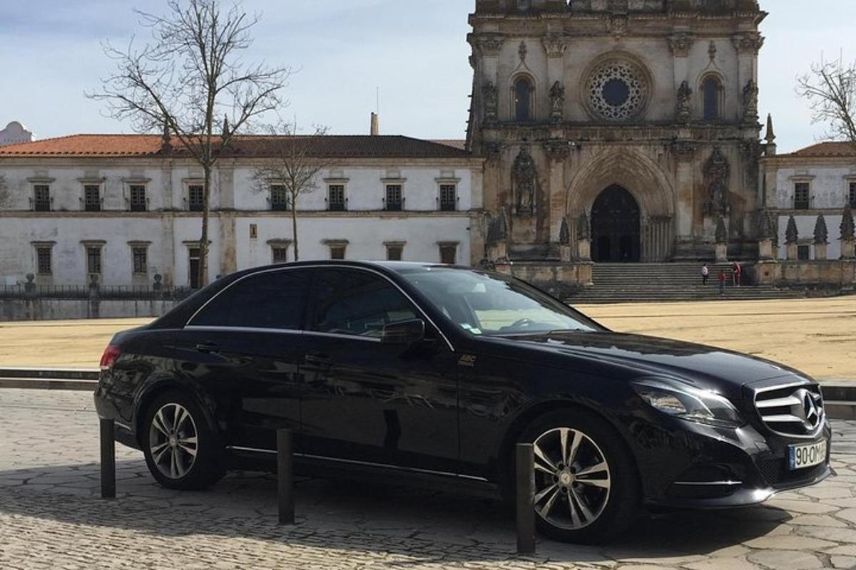 must auto pargitud hoone ette