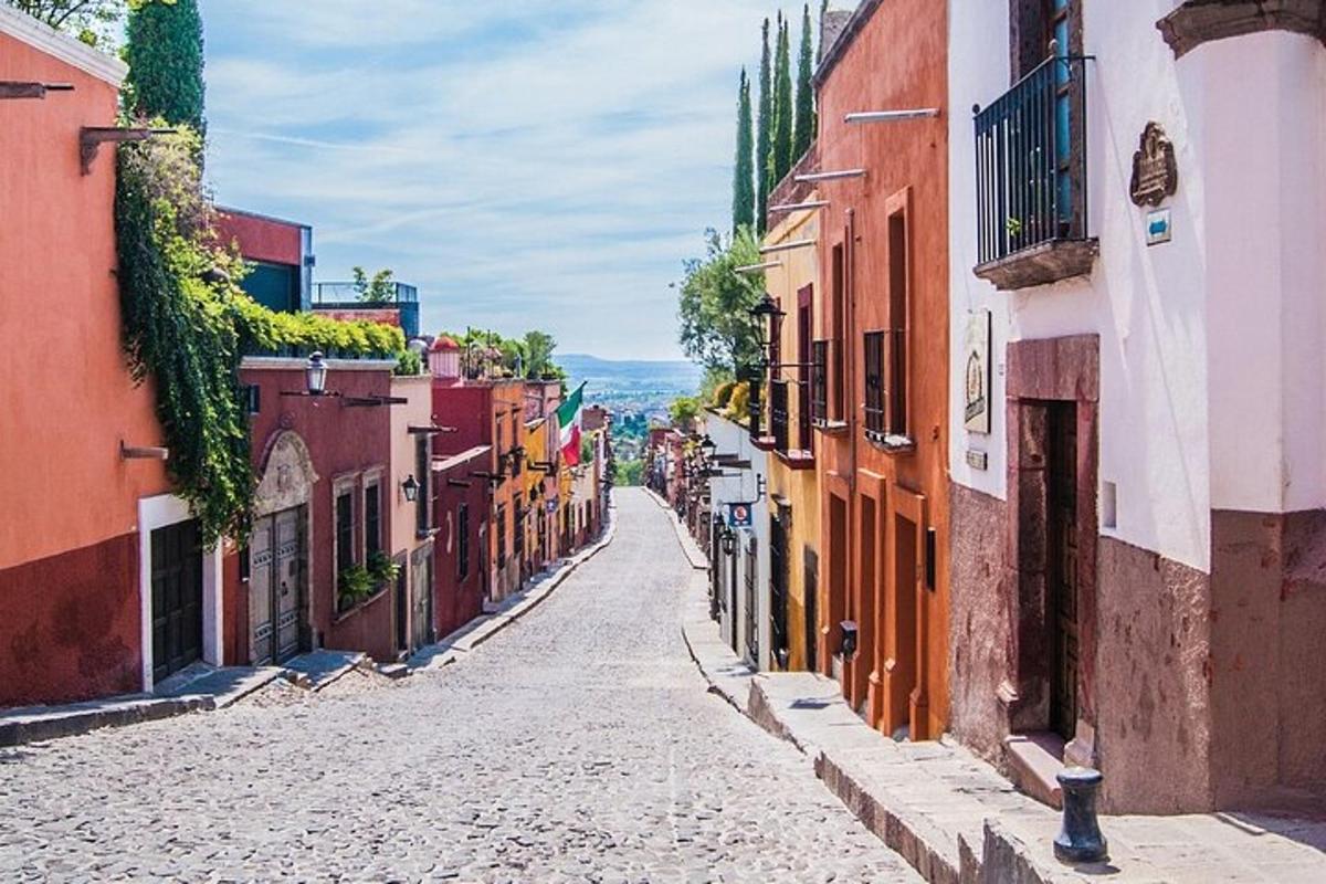 Una calle vacía en un pueblo con edificios coloridos.