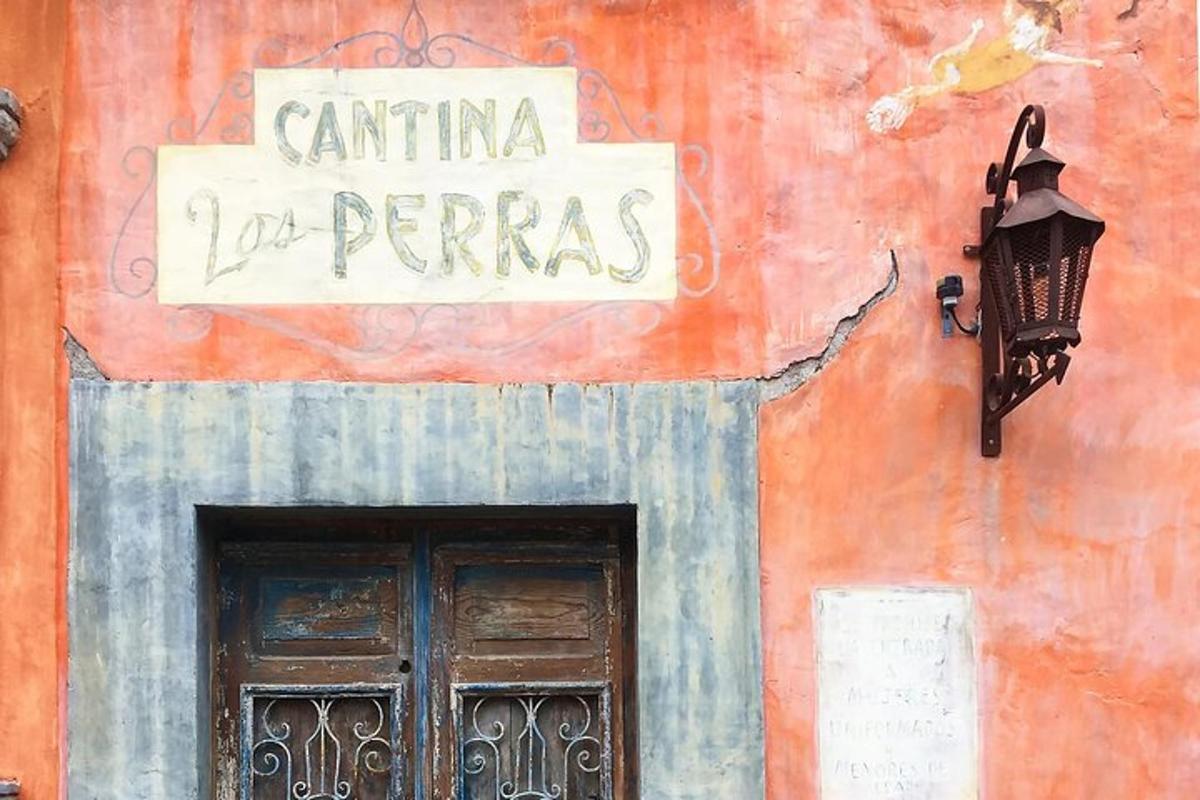 um edifício com uma placa acima de uma porta