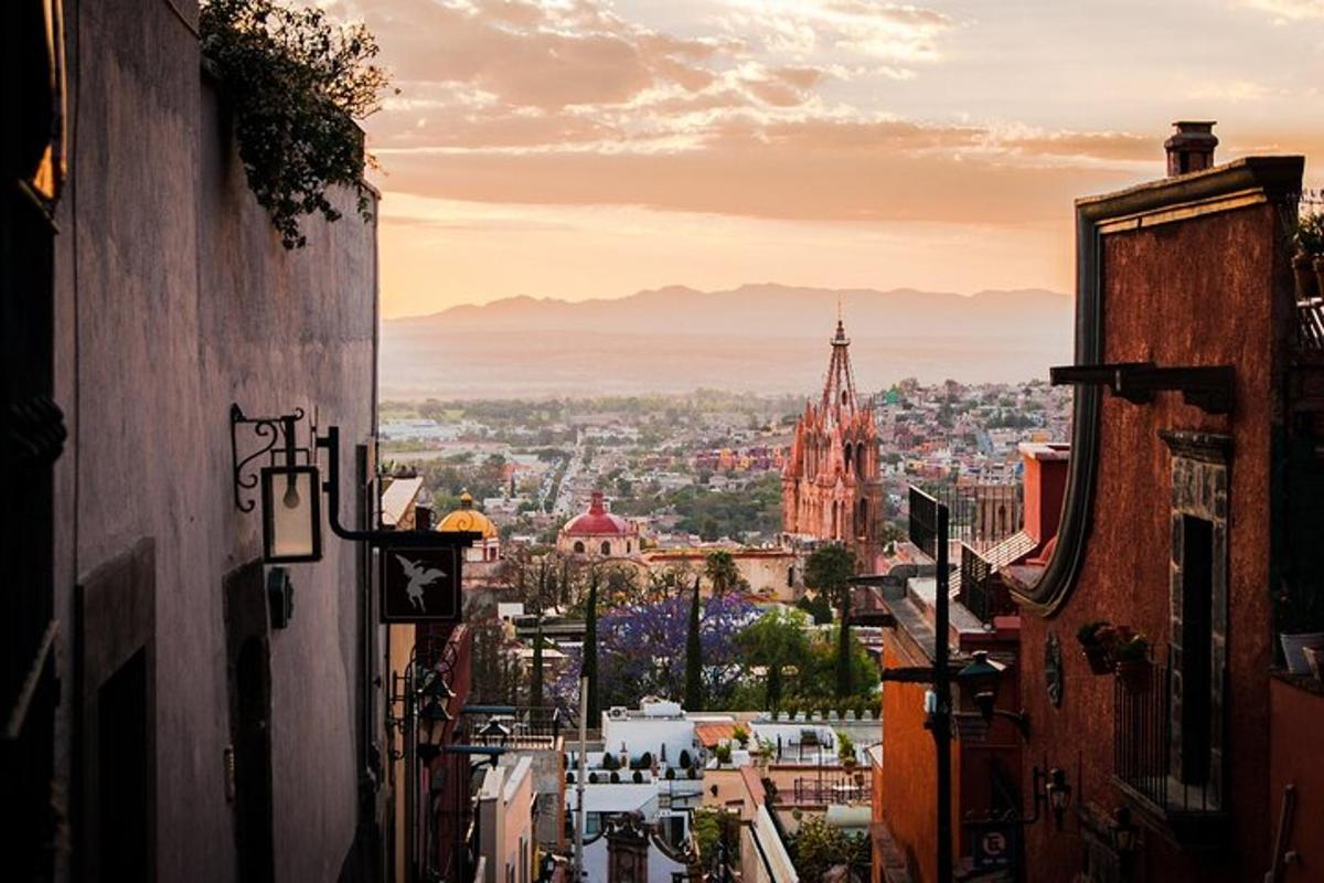 Una vista de una ciudad desde entre dos edificios.