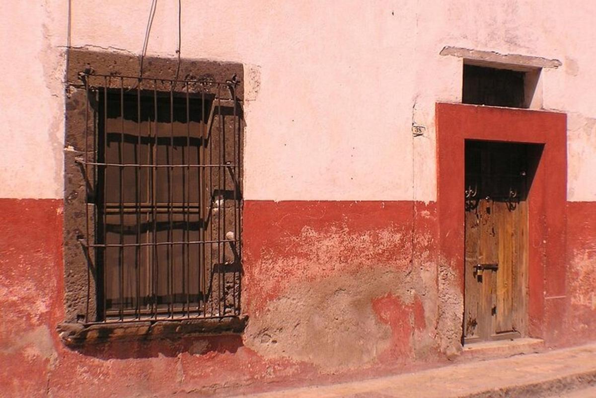 un edificio con una puerta y una ventana
