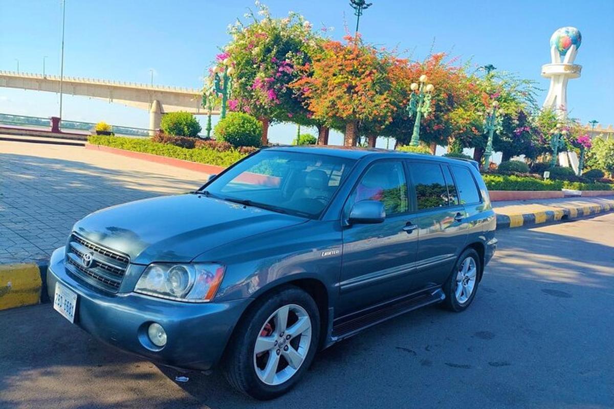 un SUV albastru parcat pe marginea drumului