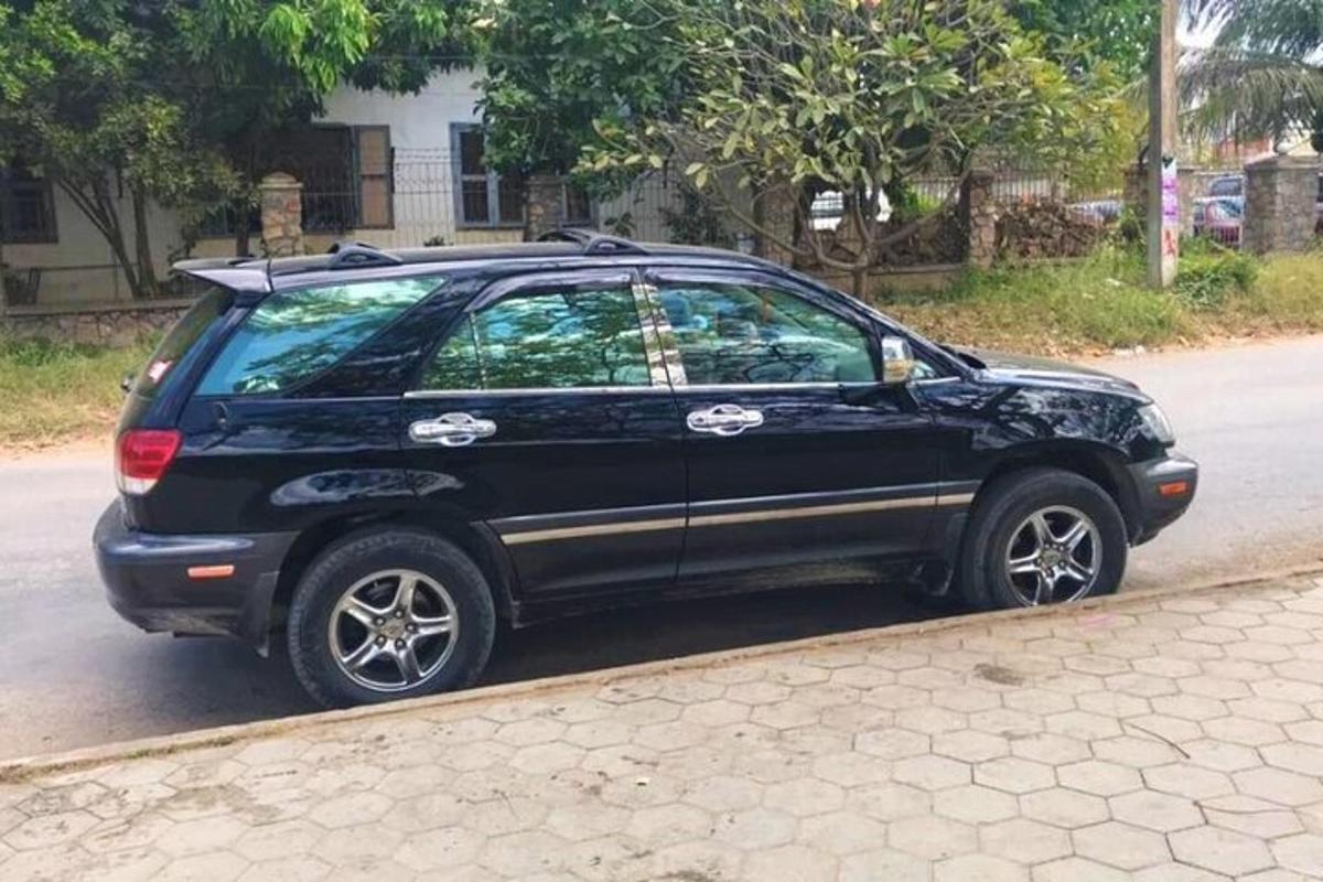 o mașină neagră parcată pe marginea străzii