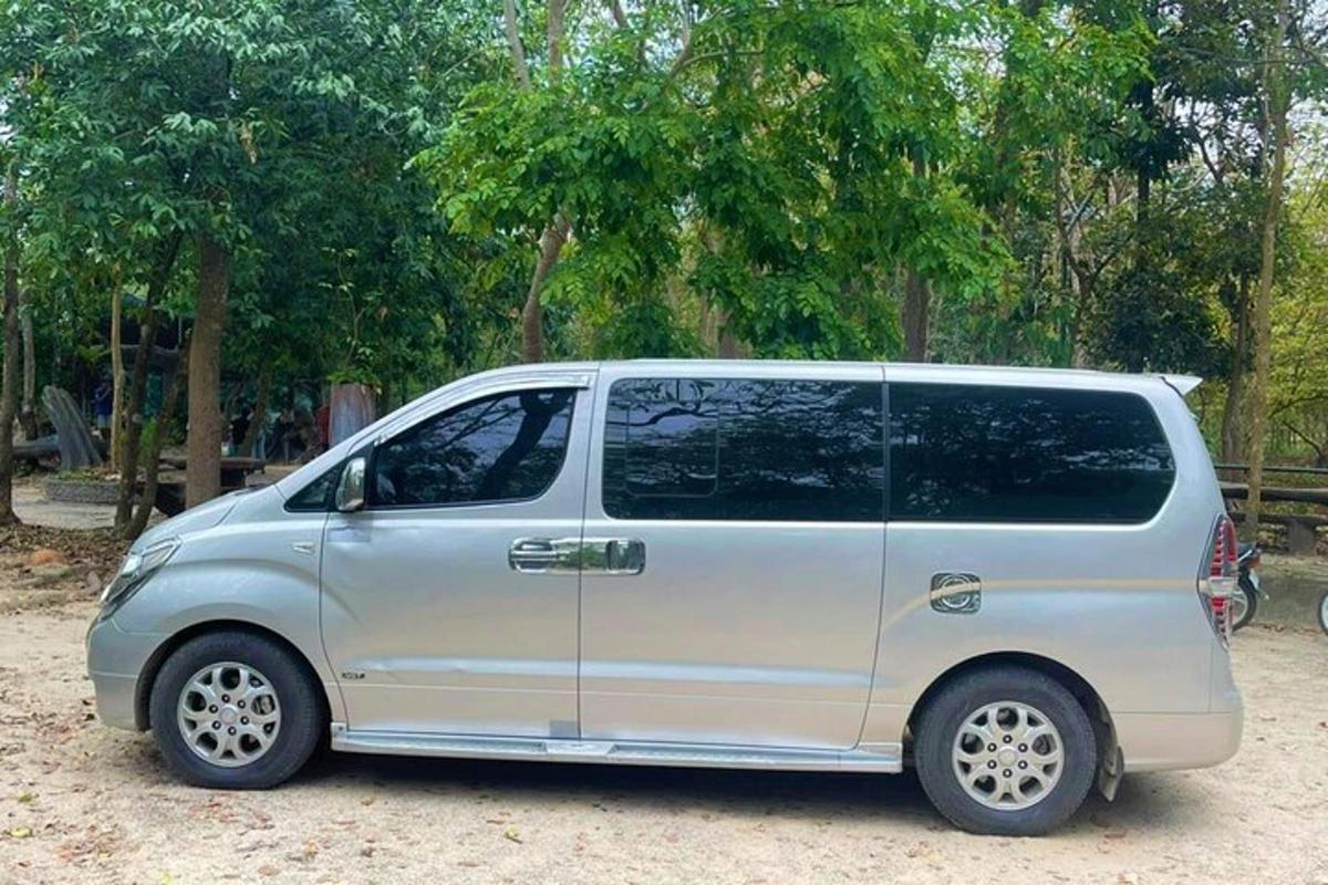 un furgone bianco parcheggiato davanti ad alcuni alberi