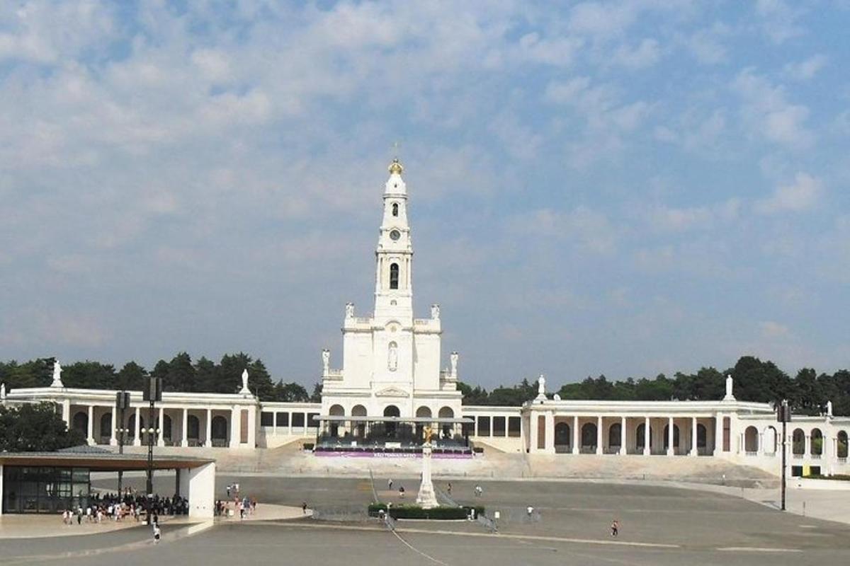 một tòa nhà lớn màu trắng có một tòa tháp trên đỉnh