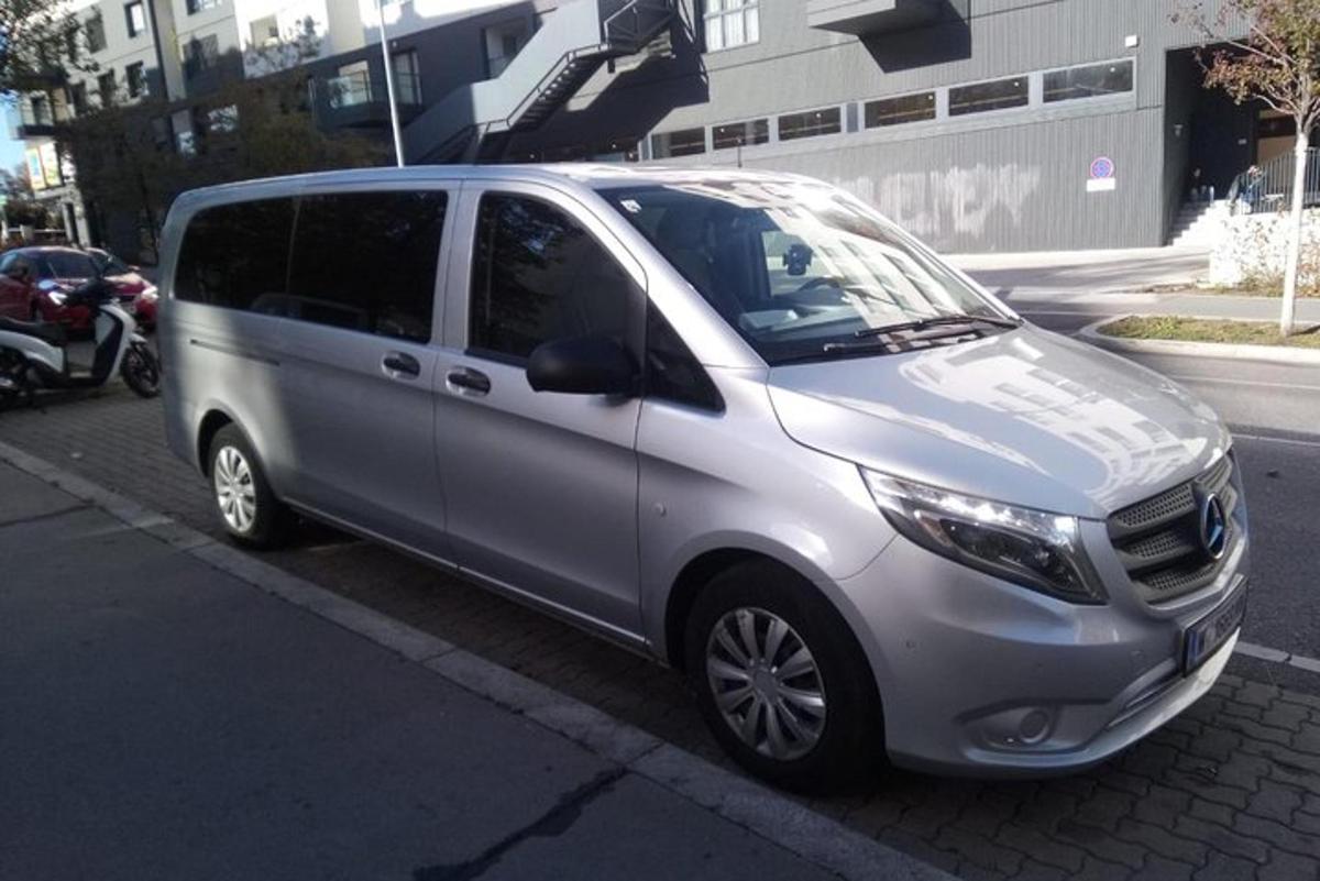 un minivan argentato parcheggiato sul ciglio di una strada