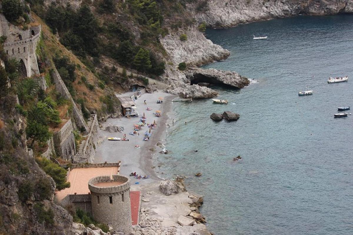 un gruppo di persone su una spiaggia vicino all'acqua