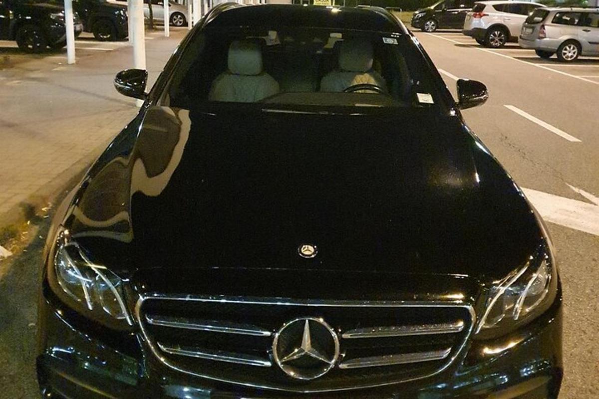 en Mercedes-Benz-bil parkert på en gate